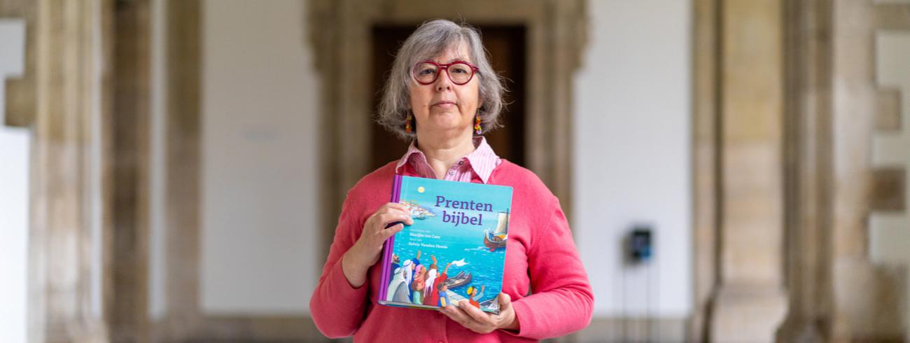 “Er is geen harde scheiding tussen mijn geloofsleven en mijn werk, ze lopen in elkaar over.  Al stuur ik Vos en Haas niet naar de kerk”, lacht Sylvia Vanden Heede. © Jarno Populier-NBG