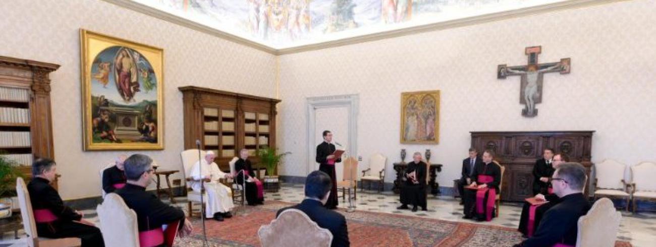 Paus Franciscus tijdens de algemene audiëntie van woensdag 6 mei 2020 in de bibliotheek van het pauselijke paleis © VaticanMedia