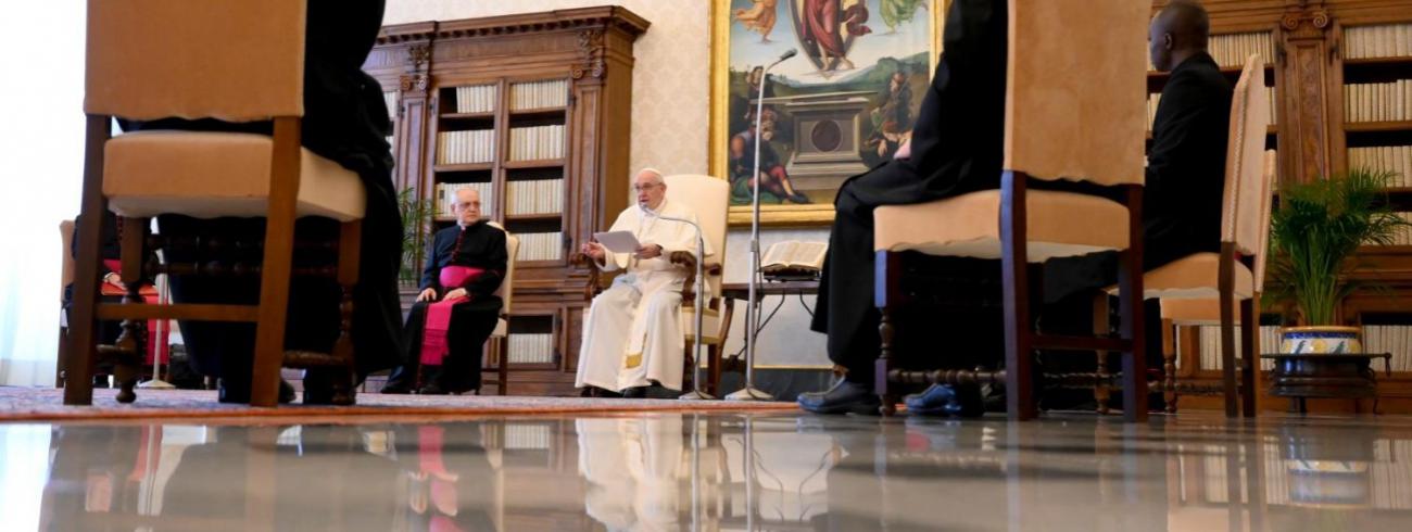 Paus Franciscus tijdens de algemene audiëntie van woensdag 20 mei 2020 in de bibliotheek van het pauselijke paleis © VaticanMedia