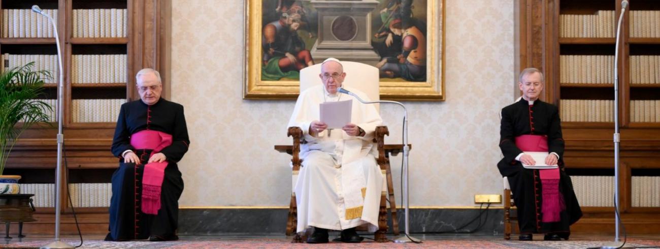 Paus Franciscus tijdens de algemene audiëntie van woensdag 27 mei 2020 in de bibliotheek van het pauselijke paleis © VaticanMedia