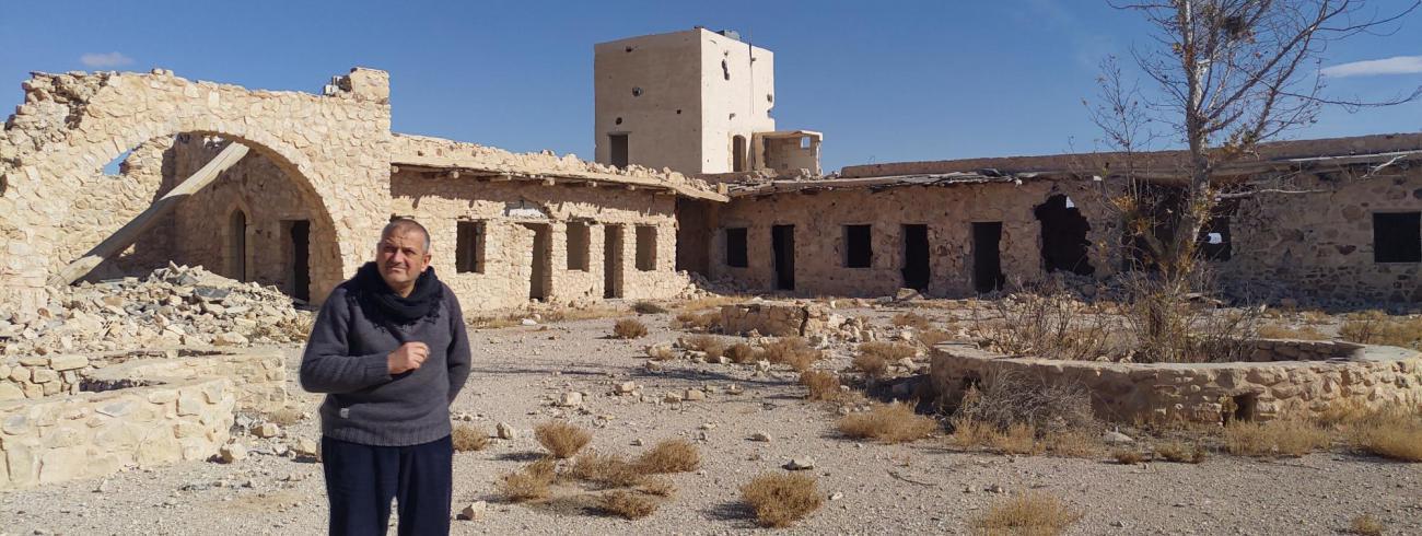 Jacques Mourad in 2020 in zijn verwoeste klooster © Barbara Mertens