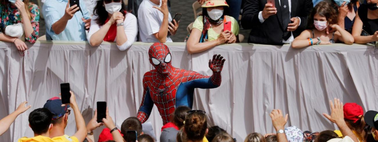 De Italiaanse Spiderman op audiëntie bij de paus © VaticanMedia