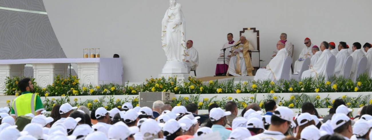 Paus Franciscus tijdens de eucharistieviering in het Nationale Stadion van Riffa in Bahrein © VaticanMedia