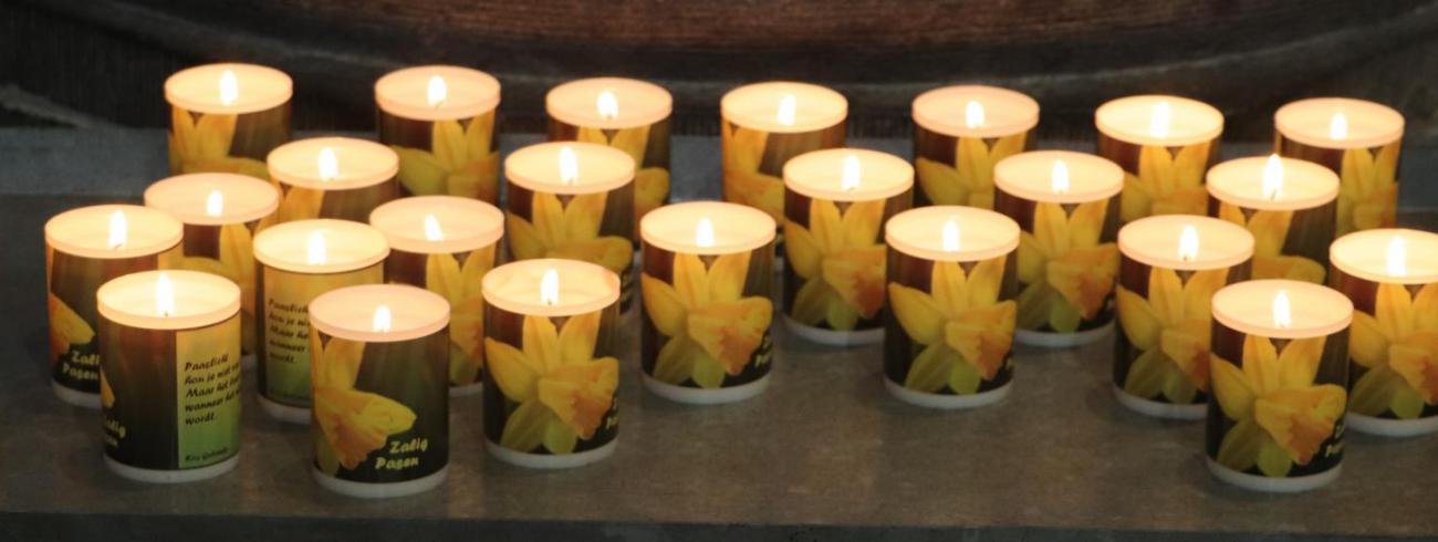 iedereen ontstak een paaskaarsje © Pastorale Eenheid O.L.V. Krekedal Kortemark