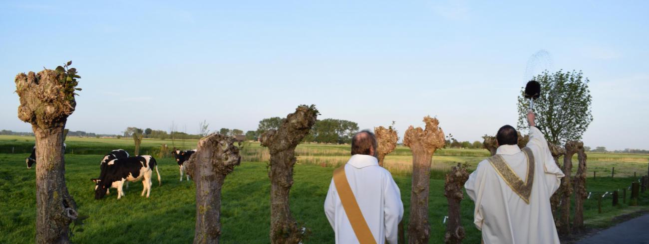 Priester Luc Vantyghem zegent de velden © Marieke VanderSchaeghe