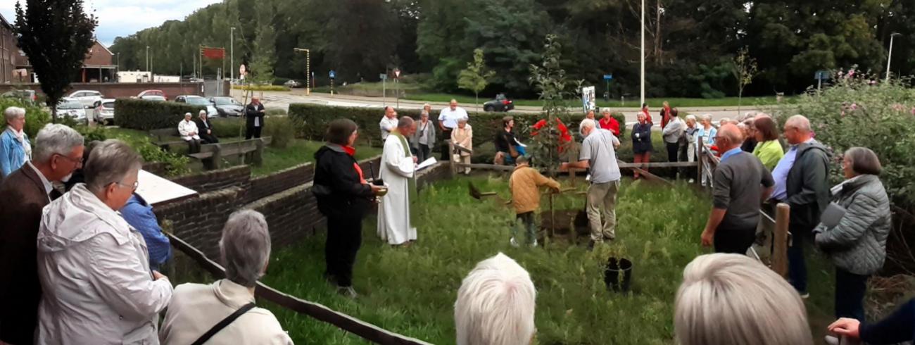 Na de gebedsdienst woonden allen het planten van een Laudato Si-vruchtboompje bij © RB