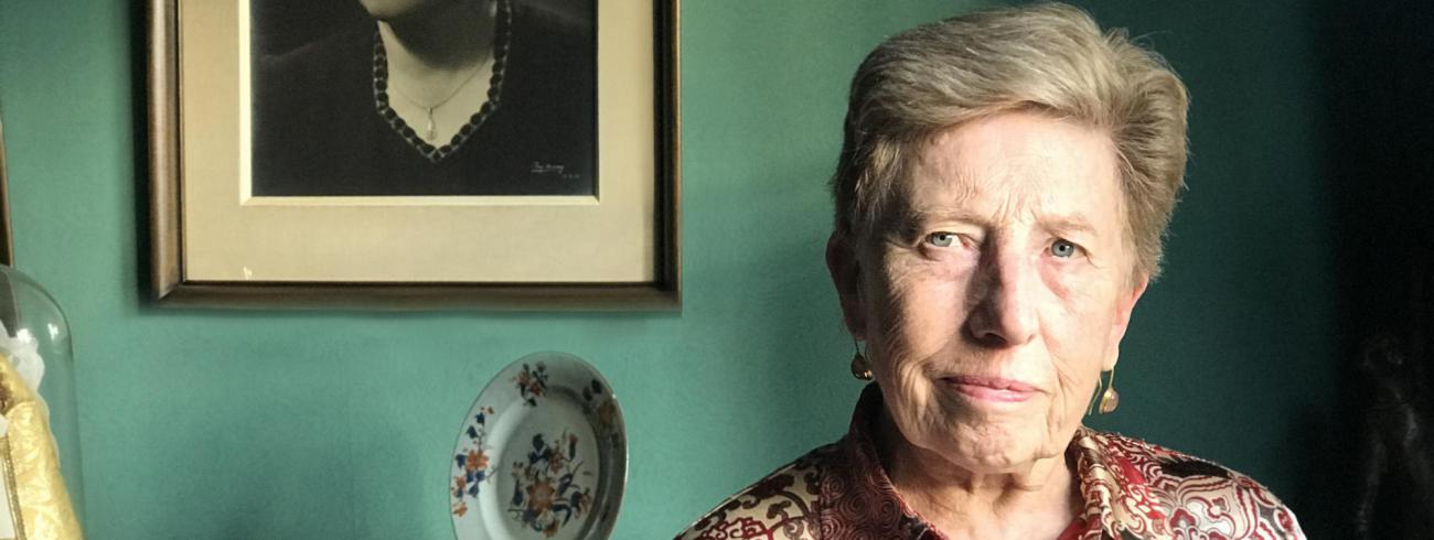 “Pas na de dood van mama zijn we te weten gekomen dat papa nachtmerries had”, zegt Bernadette Kiebooms bij  het portret van haar moeder.  © Lieve Wouters