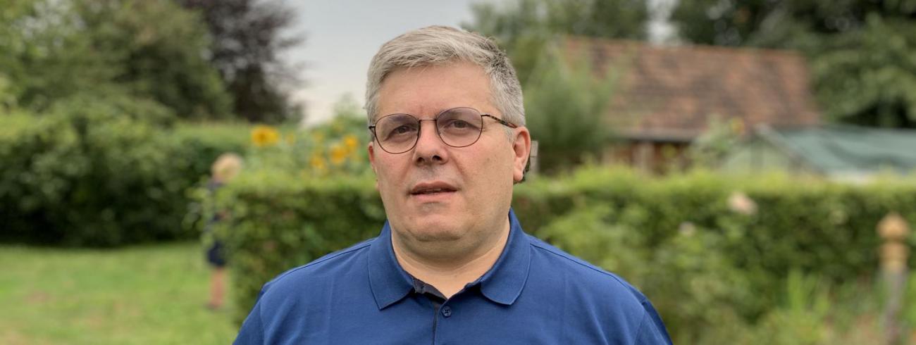“Thuisverpleegkundigen kennen de hele familiale situatie. Het zou niet  de eerste koffietafel zijn waar ik iets zeg over ma of pa dat de kinderen  zelf niet wisten”, vertelt Steven Vancraesbeek.  © Saskia Govaerts