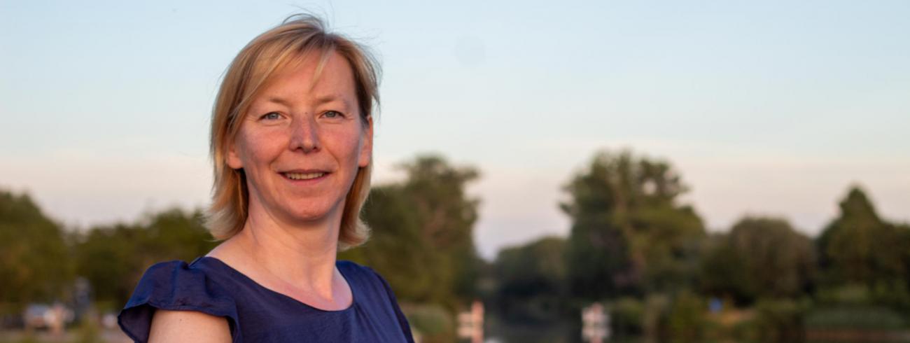 Als chronische morele stress niet wordt aangepakt, verliest de zorgsector waardevolle mensen, onderstreept Veronique Hoste:  “Net diegenen die haarfijn aanvoelen dat er essentiële waarden voor goede zorg op het spel staan”.  © Daniëlle Vandecasteele