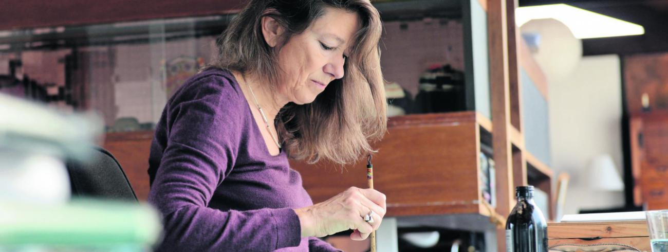 “Soms moet de grond bijna letterlijk van onder je voeten worden gehaald om los te komen uit de vormen waarin je vastzit”, weet Kristin Verellen uit ervaring. © Luc Gordts