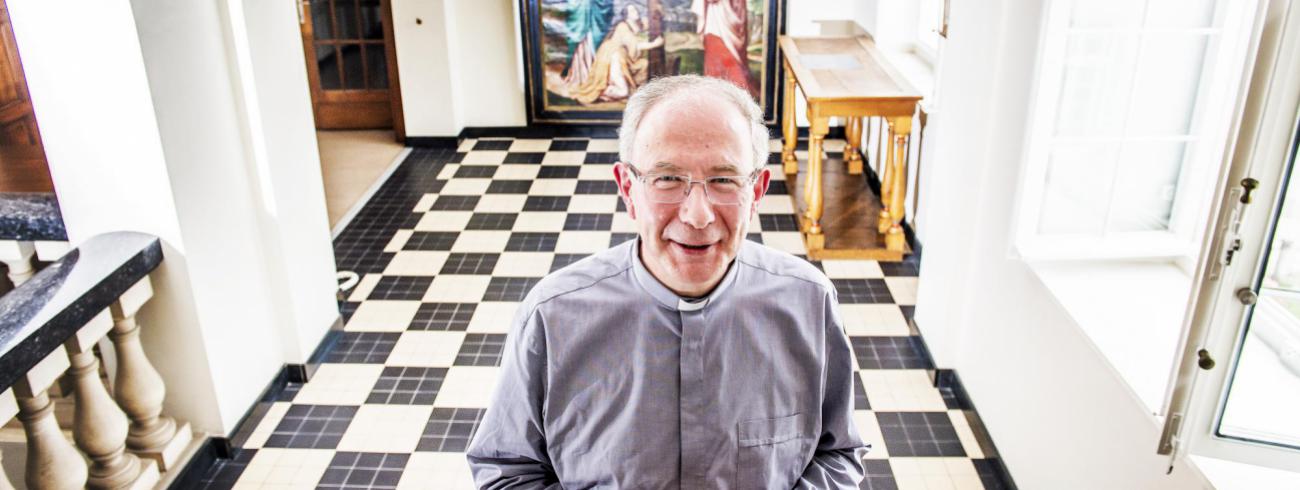 “Zelfs aan het kruis, in de grootste beproeving, kan Christus zijn Vader niet loslaten. Durven ook wij erop te vertrouwen dat God ons in alles nabij is?”, werpt hulpbisschop Koen Vanhoutte in het licht van de  coronapandemie op. © Frank Bahnmuller