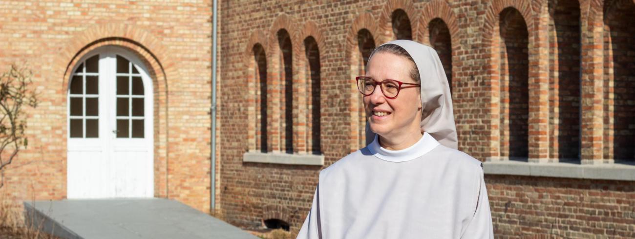 “Natuurlijk hoop ik op roepingen”, geeft priorin Hannah Van Quakebeke toe. “Tegelijk kan ik mijn leven daar niet van laten afhangen.” © Daniëlle Vandecasteele