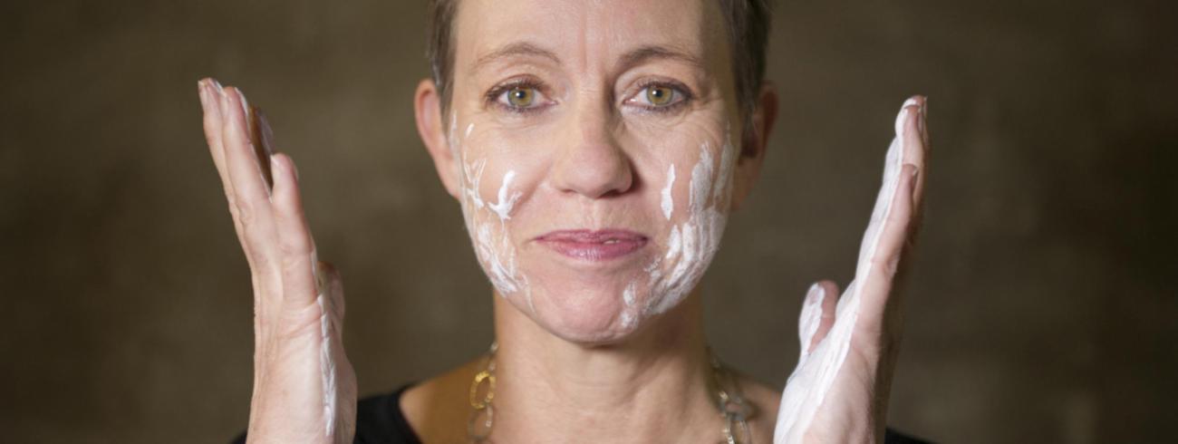 “Het heeft me altijd geboeid hoe we ons verstrikken in de systemen en modellen die we nochtans zelf hebben bedacht om de wereld te organiseren – niet altijd persoonlijk maar wel als mensheid”, merkt Mieke Moor op.  © Lucy Lambriex