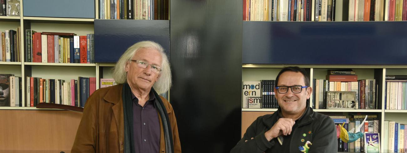 Patrick Lateur (links) en Tom Lanoye, respectievelijk bloemlezer en oud-leerling van Anton van Wilderode. © Maîtrise