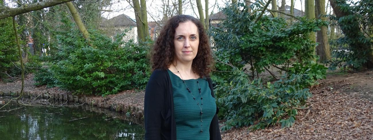 “Wat ik mis, zijn organisaties die iets resoluter durven te gaan voor het grote verhaal en niet onderhandelen over kruimels aan de zijlijn”, benadrukt Naima Charkaoui. © fm