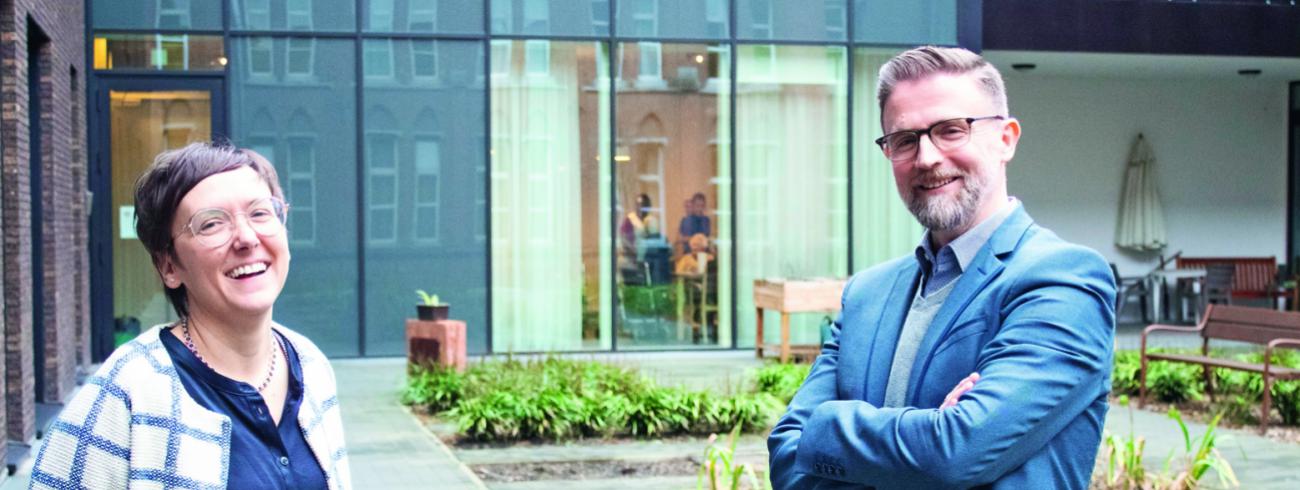 Professionaliteit wordt vaak begrepen als niet te veel betrokken geraken. Maar verdriet hebben als iemand in huis sterft, dat is toch niet abnormaal? Het bewijst net dat je ten volle zorg hebt gedragen', vindt Laurence Degreef (links) © fv
