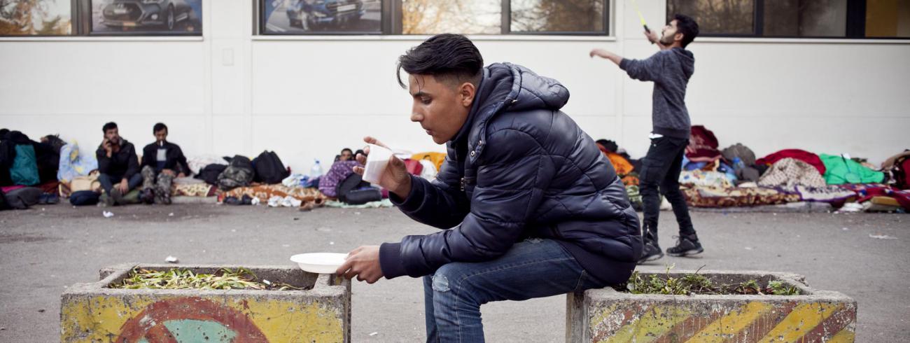 Vele honderden migranten en vluchtelingen hebben geen ander onderkomen dan verlaten gebouwen of zelfgemaakte tenten om de winter te trotseren. © tl