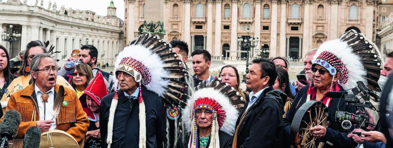 Vertegenwoordigers van de Canadese inheemse bevolking brachten eind maart een bezoek aan het Vaticaan om de reis van de paus naar Canada voor te bereiden.  © rr 