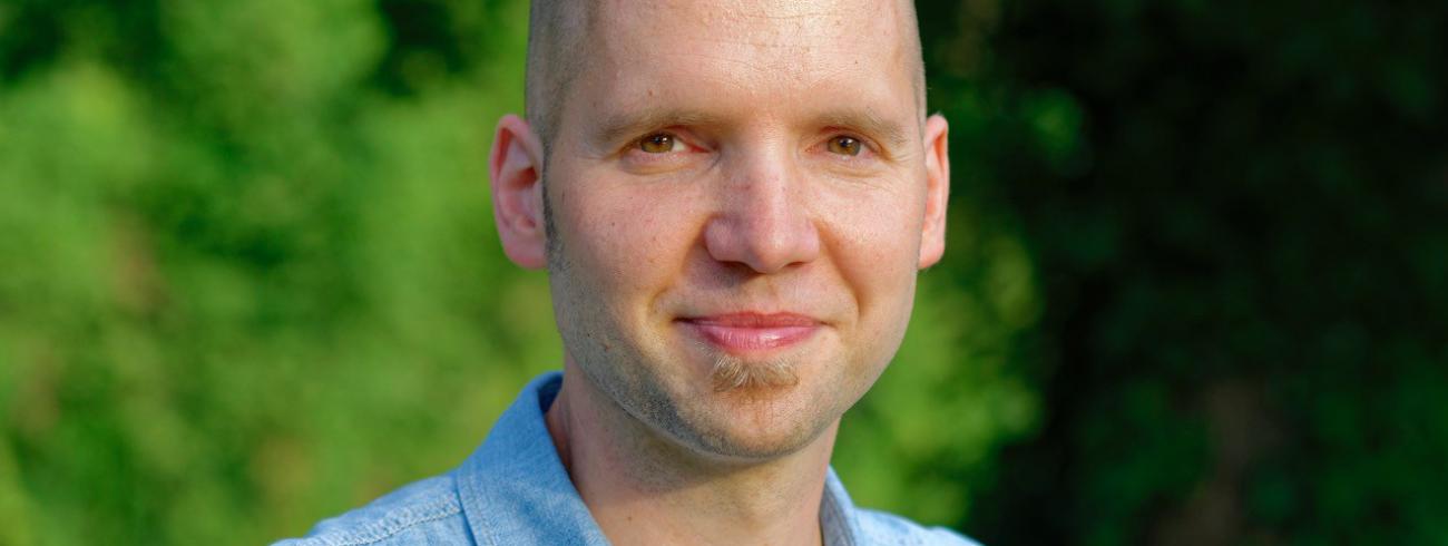 Martin Steffens: “Ieder overlijden laat sommige naasten ontroostbaar achter. Tegelijk bewijzen hun tranen hoe iedereen onvervangbaar is. Een bitterzoete gedachte”. © Philippe Courqueux