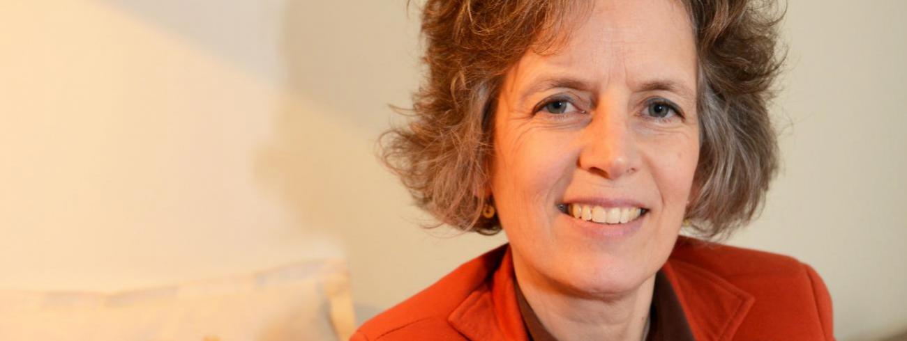 “De giraf is een dier met een groot hart dat met een verre blik kijkt”, stelt Annemie Wittockx.   © Luc Gordts