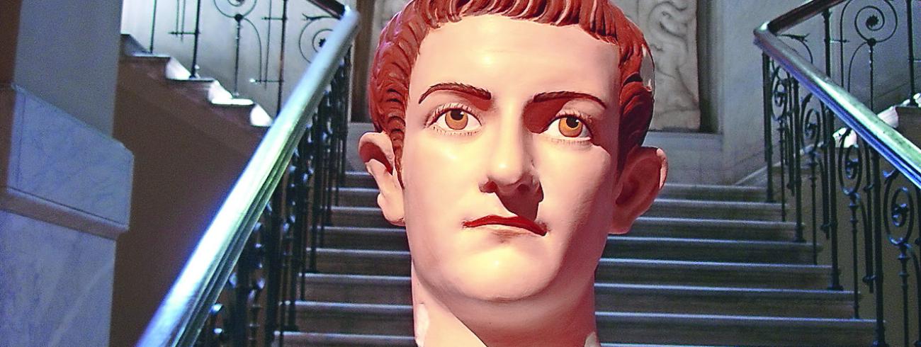 “We moeten oppassen met oordelen dat Caligula zwaar gestoord was”, waarschuwt Bert Gevaert. Foto: kopie van een gepolychromeerde marmeren buste van Caligula in het Archeologisch Museum van Istanbul. © G. Dall’Orto