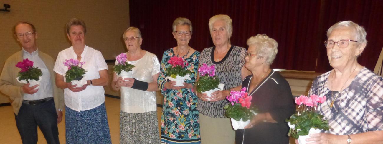 Het bestuur wordt in de bloemetjes gezet © Diana De Winter