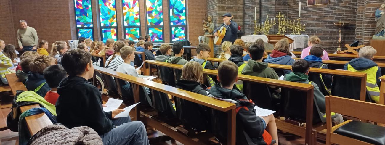 Frans leert de liederen van de vormselviering aan. © Werner Mertens.