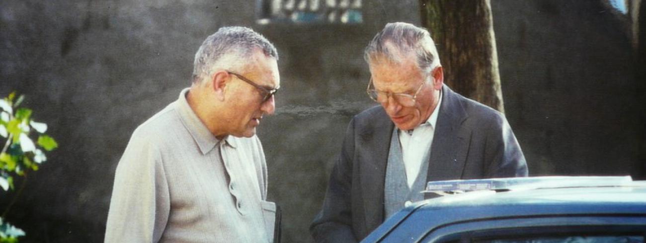 Eric Bladt en Charles Deckers op de binnenkoer van Tizi Ouzou in Kabylië, waar Deckers op 27 december 1994 werd neergeschoten © rr