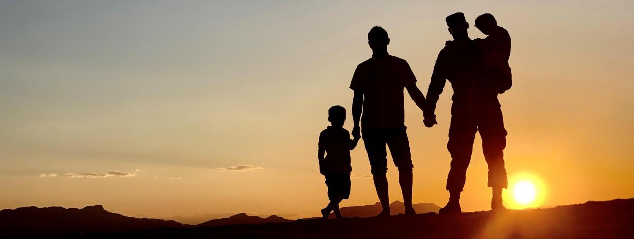 Wat maakt een gezin tot een gezin: de biologische verwantschap of de emotionele band tussen ouders en kinderen? © US Air Force / Joshua Thompson
