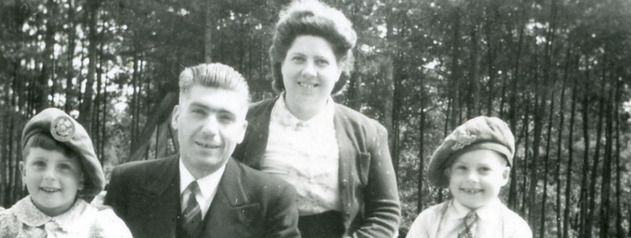 Waasmunster, eind 1945: Leopold zit naast vader Flor Peeters, Bruno naast moeder Helena Luyten.  © Privécollectie familie Peeters