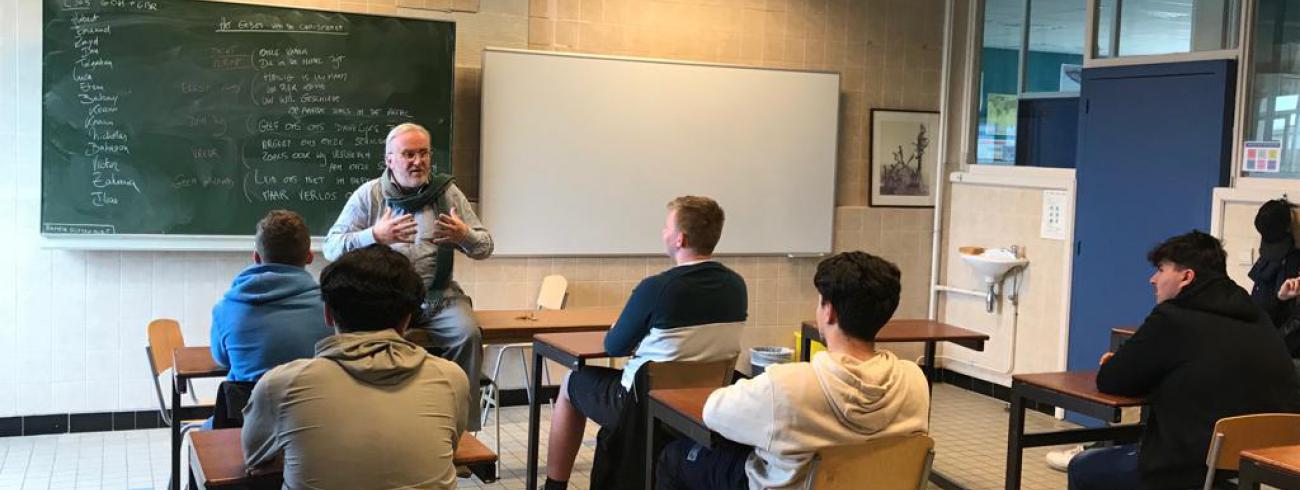 Hoe lastig ook de dialoog in de klas, soms voelt het toch aan alsof je doet wat Franciscus van Assisi zijn broeders vroeg: “Verkondig het evangelie, desnoods met woorden.” © bl