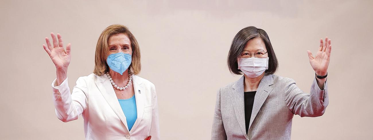 Nancy Pelosi, Democratisch voorzitter van het Amerikaanse Huis van Afgevaardigden (links op de foto) bracht op 2 augustus een omstreden bezoek aan Taiwanees president Tsai Ing-wen (rechts).  © Zuma Press-Belga