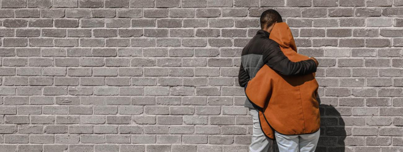 “Door zelf de plek van schaamte te betrekken, kan een persoon ons teder vasthouden en helpen om onze schaamte los te laten”, stelt theoloog James Alison.  © Unsplash