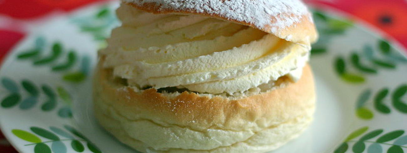 Een traditionele Zweedse semla. © Flickr / Frugan