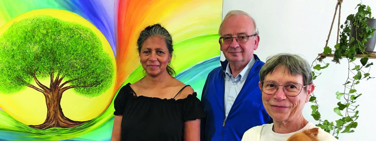 “De vrijblijvendheid is hier belangrijk. Mensen stappen zover ze willen”, vinden de betrokkenen van Zoekpunt  (van links naar rechts: Astrid Brandt, Jaak Hermans en Myriam François). © gdc