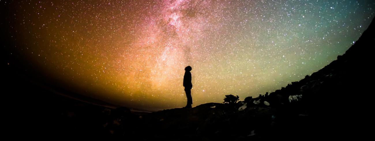 Gods natuur staat volgens Karl Barth haaks op onze wereld. Als Hij inbreekt in onze alledaagse werkelijkheid,  dwars door menselijke schema’s en ervaringen heen, is dat “loodrecht van boven”.  © Pixabay