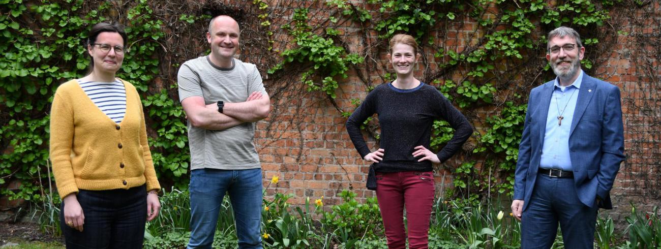 Zij aan zij in de tuin van het Gentse Seminariehuis staan (van links naar rechts) huidig IJD-directeur Anaïs Fayt  en haar voorgangers Pieter Nolf en Anneleen Boone, en huidig voorzitter Wim Selderslaghs. © Maîtrise