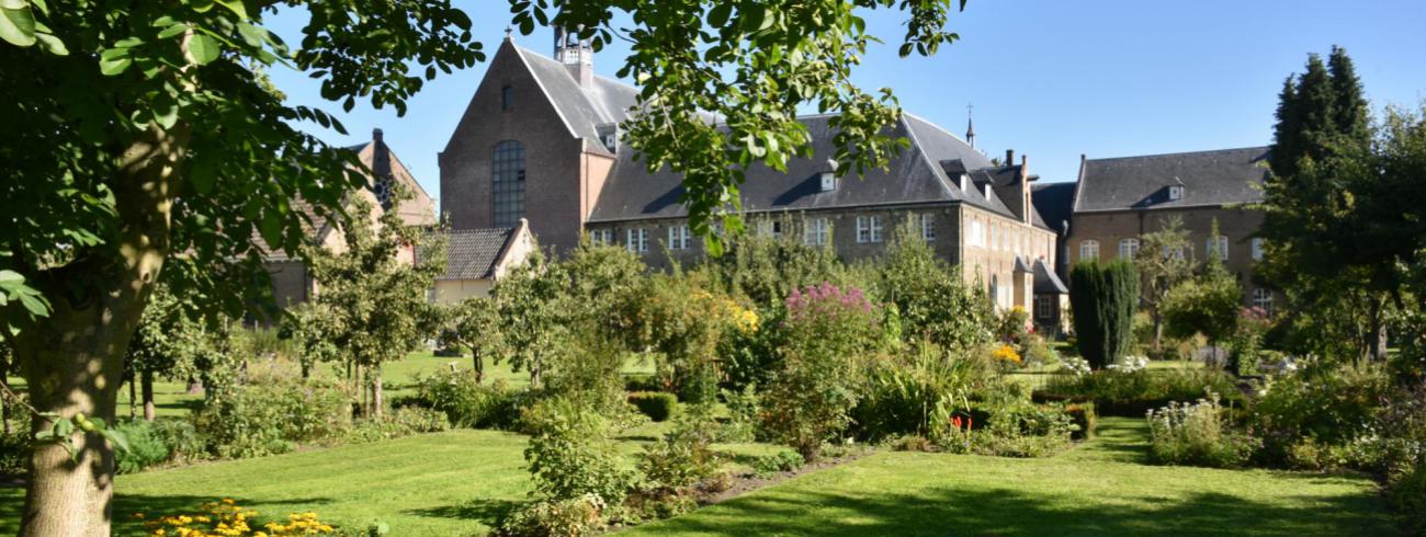 Aan het begin van de zomer komt de kloostertuin van de Megense minderbroeders helemaal tot zijn recht. © Willem Quist
