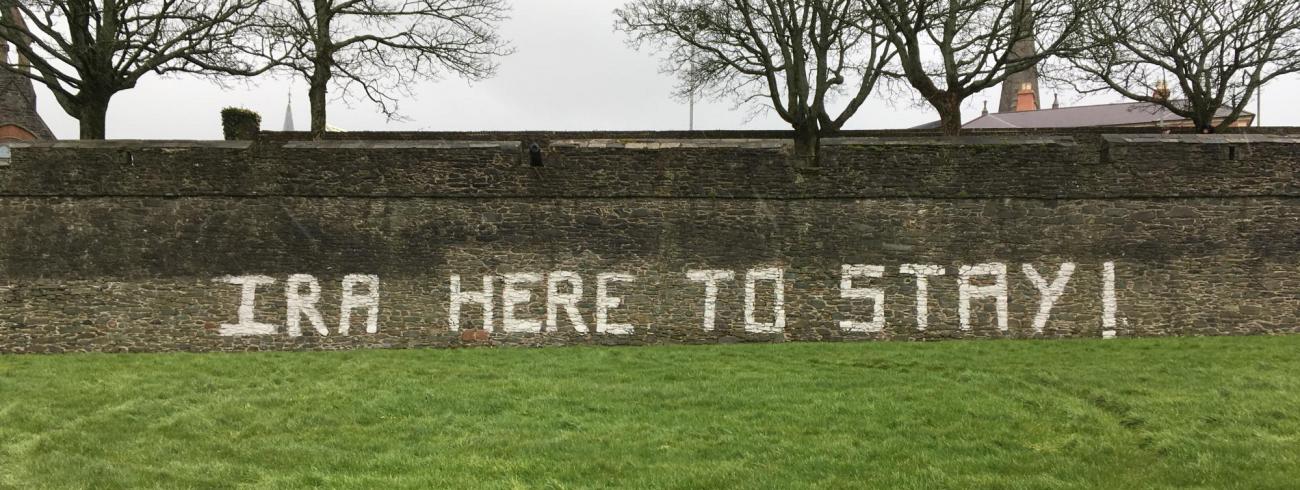 “Sommige gebieden worden helemaal gecontroleerd door paramilitairen. De politie durft er nauwelijks  te komen”, getuigt Nicola Brady. Foto: graffiti op de stadmuren van Derry/Londonderry. © gdc
