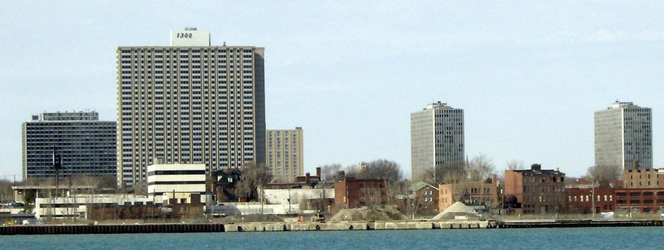 Zicht op het Lafayette Park in Detroit (Michigan, VS), ook Mies van der Rohe Residential District genoemd,  naar de hoofdarchitect van het ambitieuze – en inmiddels geklasseerde – stadsvernieuwingsproject (vanaf 1959).  © Wikimedia