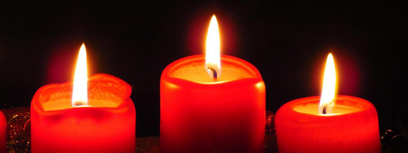 Adventskaarsen © Wiki Commons