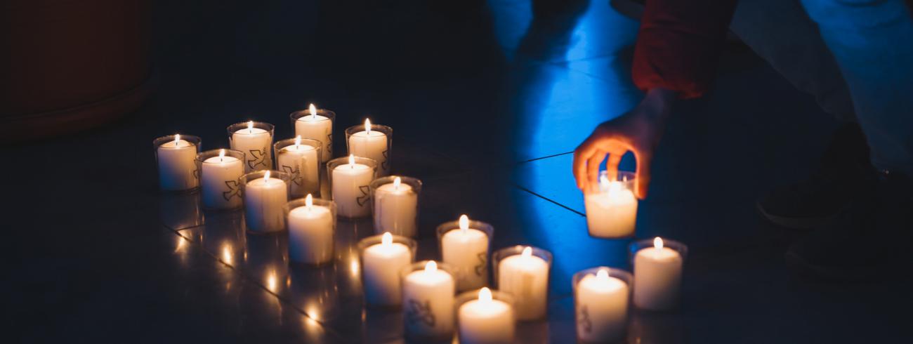 Een nacht in de kerk © Afbeelding van Sebbi Strauch via Unsplash 