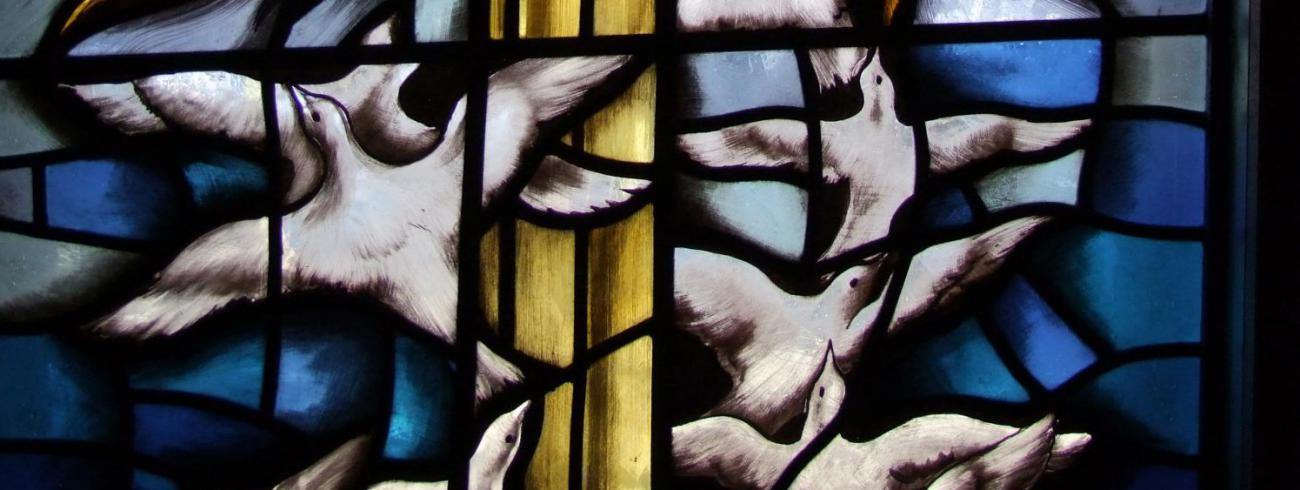 Het zevende glas-in-loodraam in de Damiaankapel, met de toren van de Pius X-kerk, omringd door zonlicht en vogels die ernaartoe vliegen © H. Pius X-parochiegemeenschap Wilrijk