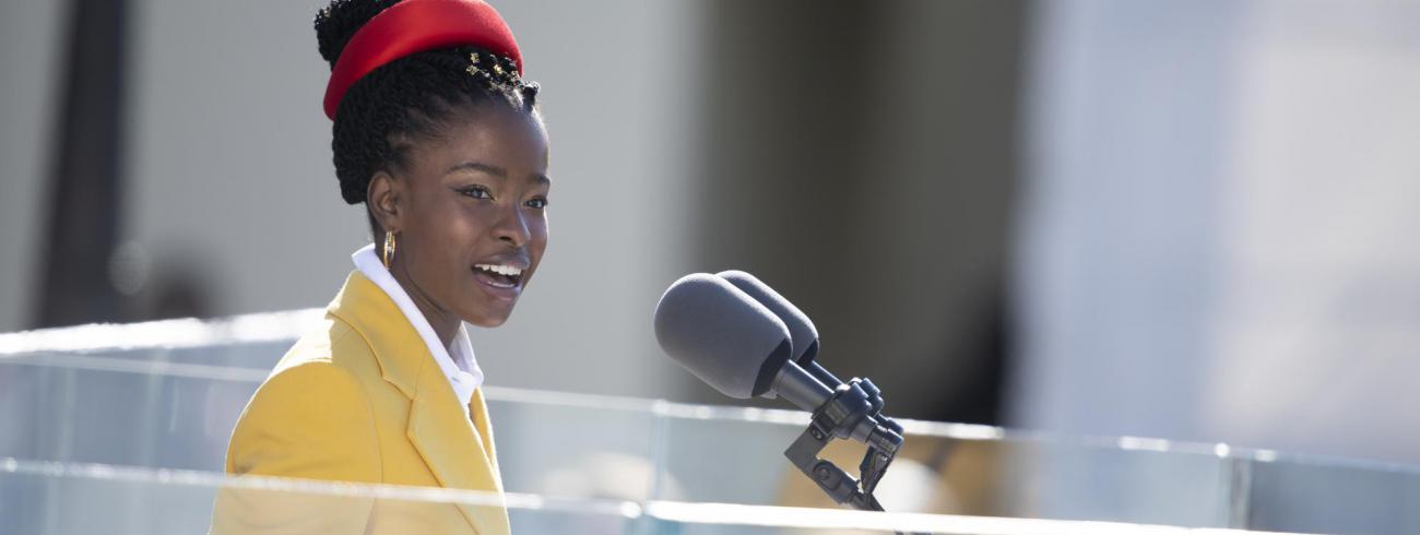 Amanda Gorman reciteert het gedicht 'The Hill We Climb' bij de inauguratie van president Joe Biden. © Wikicommons