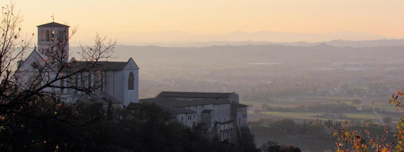 Zicht op de Sint-Franciscusbasiliek in Assisi. © Babs Mertens