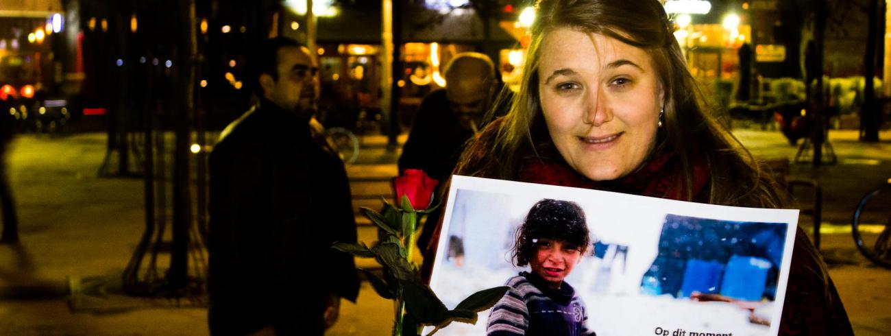 Babs Mertens tijdens een actie die het onophoudelijke geweld in het Syrische conflict aanklaagt. © Sven De Blende