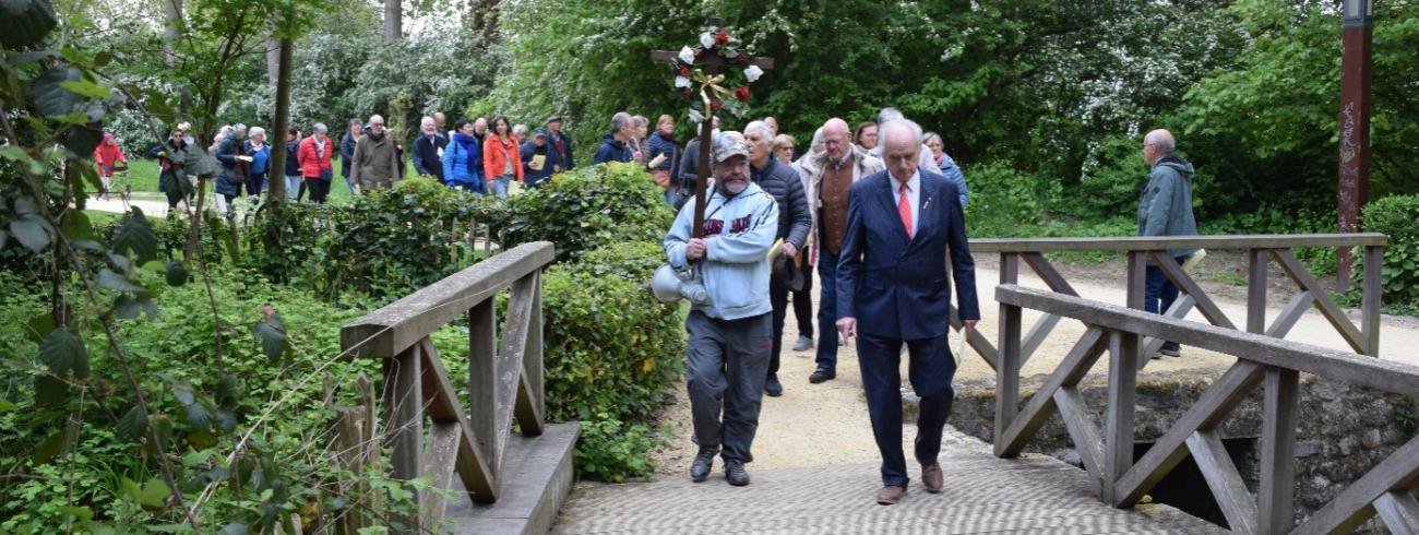 Georges De Smul, mede-organisator van de bedevaart en zijn vriend Jean-Paul uit Poverello  die het kruis draagt, lopen voorop.  © Jan de Broeck