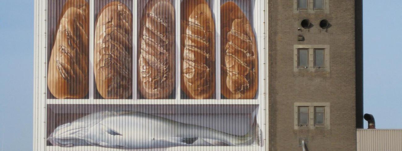 Brood en vissen - schilderij op graansilo in Breskens © Pixabay