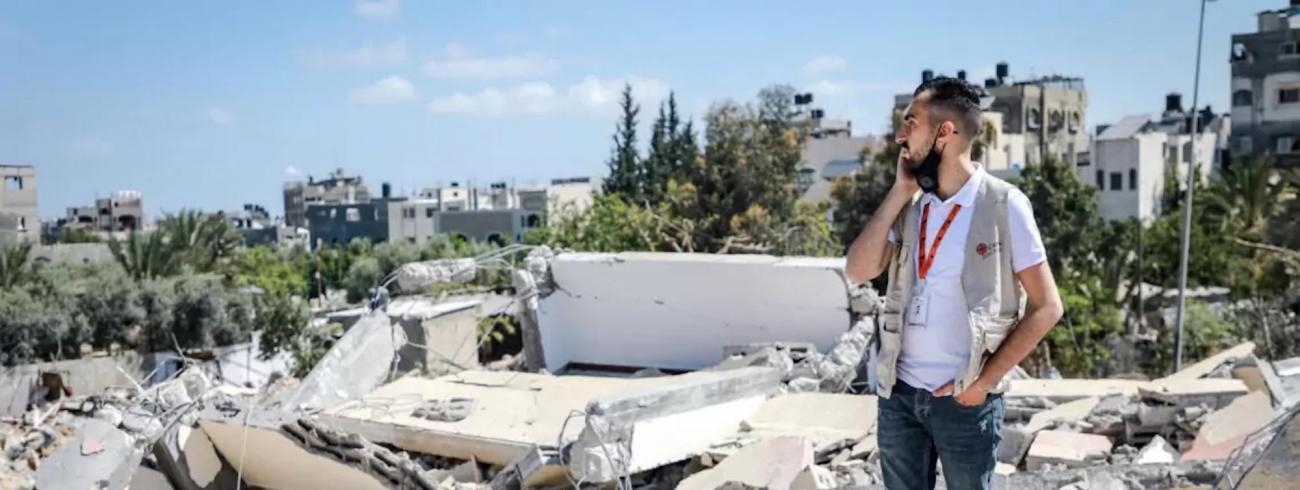 Een medewerker van Caritas Jeruzalem meet de schade op van bombardementen in Gaza. © Caritas International