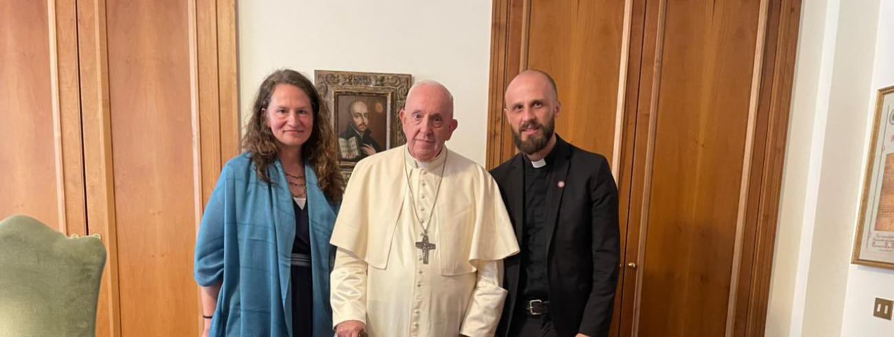 De Oekraïnse Caritas-secretarissen Vyacheslav Grynevych en Tetiana Stawnychy bij paus Franciscus © Caritas Europa